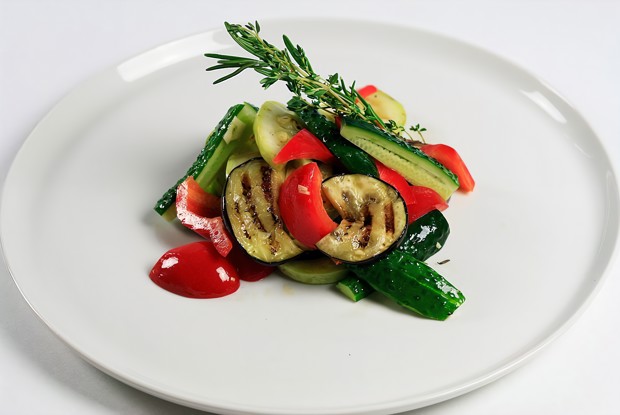 Салат из овощей на гриле