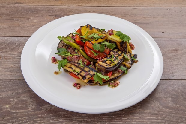 Салат из овощей на гриле и зелени