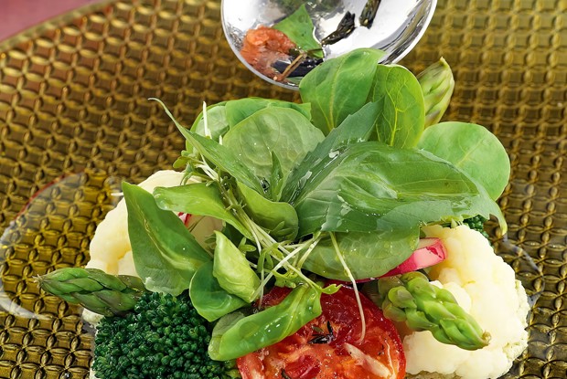 Салат из овощей с имбирно-чесночным соусом