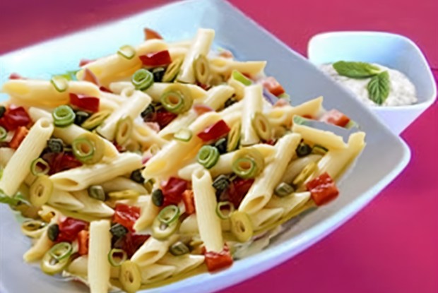 Салат из пасты с моцареллой и черри