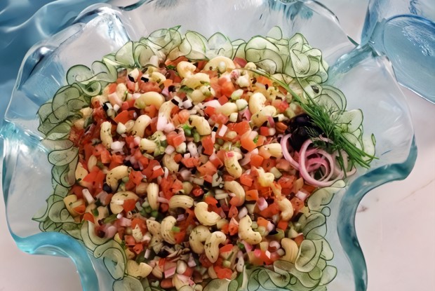 Салат из пасты с сельдереем и красным перцем