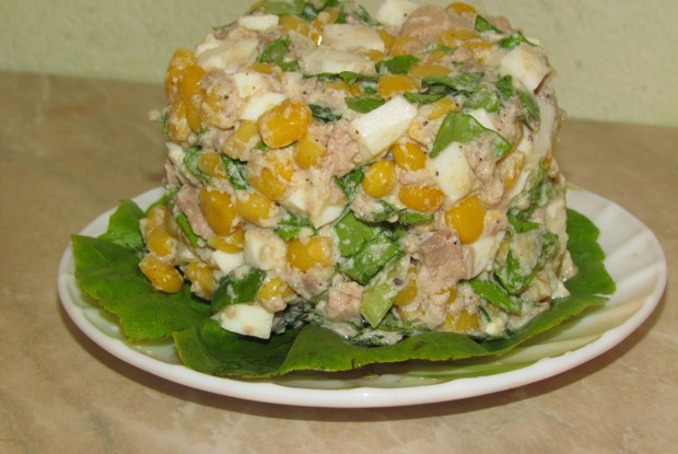 Салат из печени трески и кукурузы