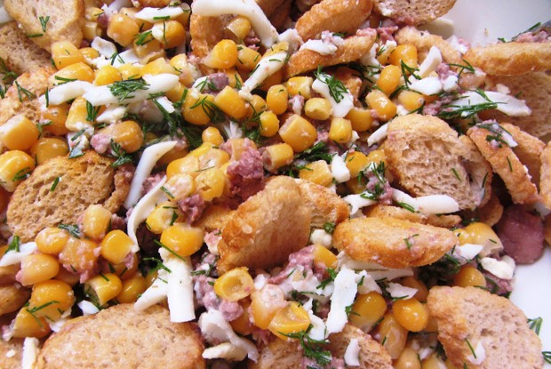 Салат из печени трески с гренками