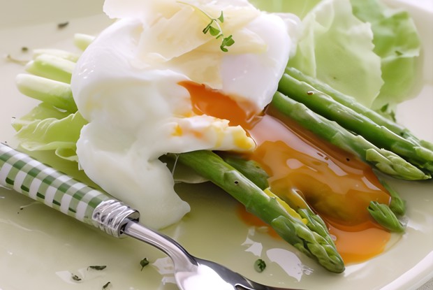 Салат из печеной спаржи с яйцом пашот и пармезаном