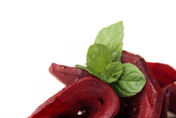 Салат из печеной свеклы с грецкими орехами и козьим сыром