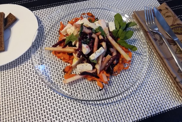 Салат из печеной свеклы с моцареллой и мятой