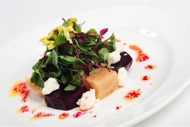 Салат из печеной свеклы с рукколой, мангольдом и козьим сыром