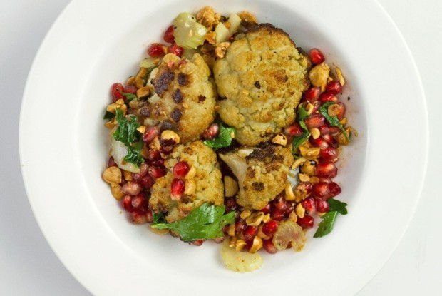 Салат из печеной цветной капусты и фундука