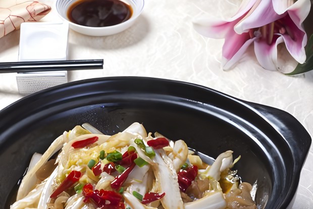 Салат из пекинской капусты с чили и кинзой