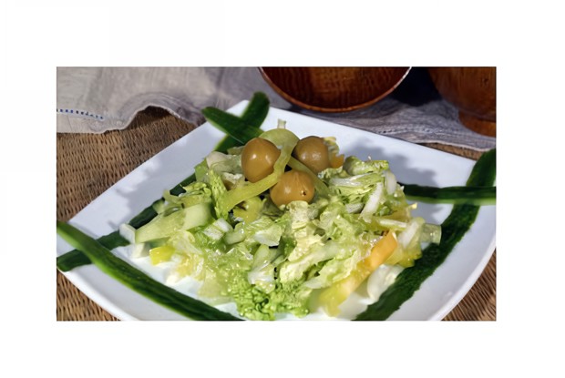 Салат из пекинской капусты с оливками