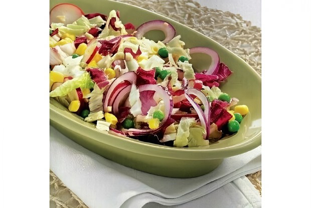 Салат из пекинской капусты с зеленым горошком