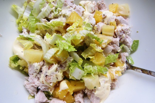 Салат из пекинской капусты с курицей, ананасами и орехами