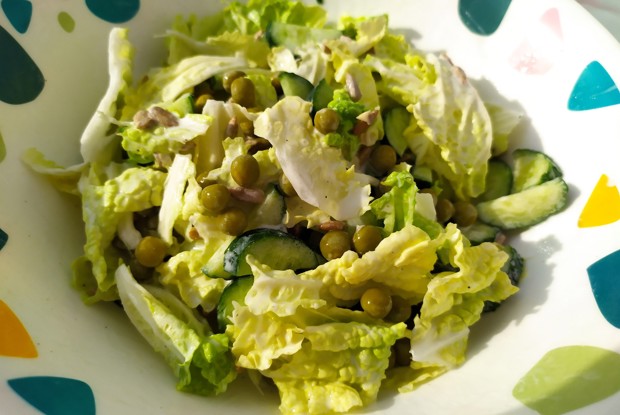 Салат из пекинской капусты с зеленым горошком и семечками