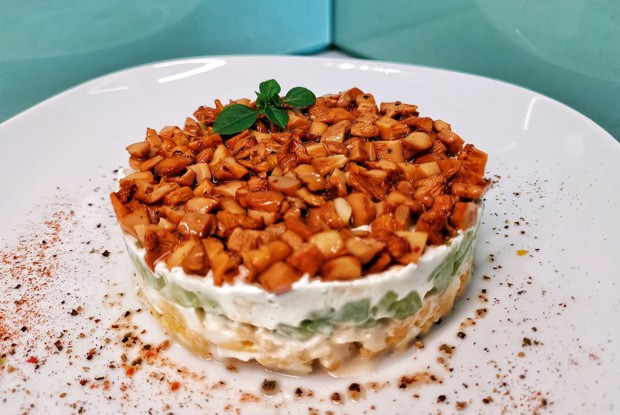 Салат из перепелиных яиц и лисичек