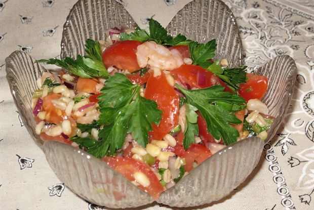 Салат из перловки с креветками и помидорами