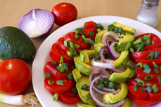 Салат из помидоров, авокадо и красного лука