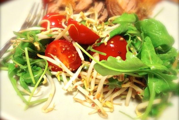 Салат из помидоров черри, проростков сои и рукколы с пикантным сладковатым соусом