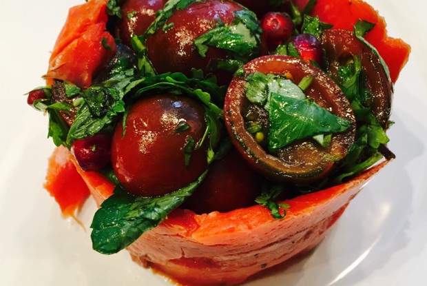 Салат из помидоров черри с копченым лососем