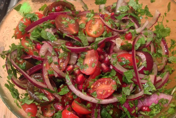 Салат из помидоров черри с красным луком и травами