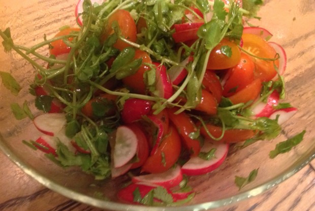Салат из помидоров черри с редисом и проростками гороха