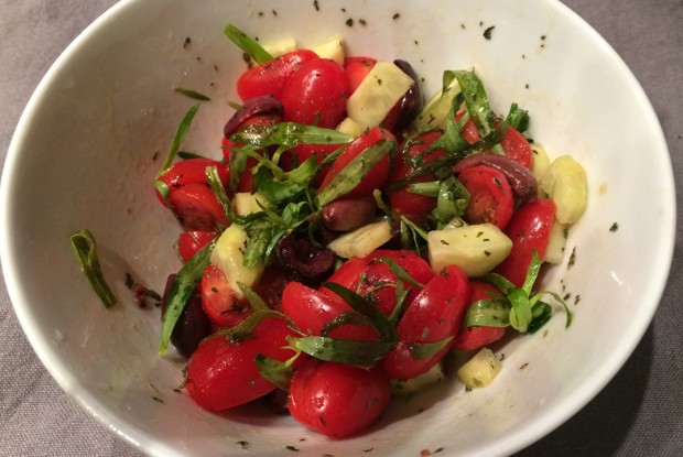 Салат из помидоров черри с тархуном в греческом стиле