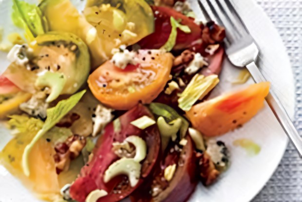 Салат из помидоров, голубого сыра и грецких орехов