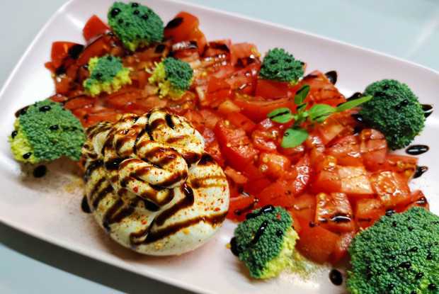 Салат из помидоров и брокколи с бурратой