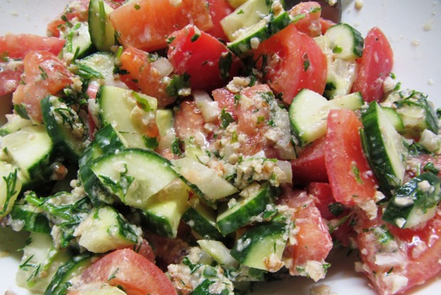 Салат из помидоров и огурцов с ореховым соусом