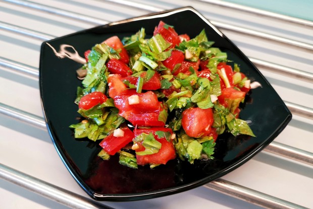 Салат из помидоров и зелени