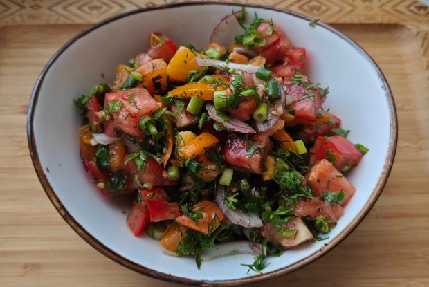 Салат из помидоров к мясу