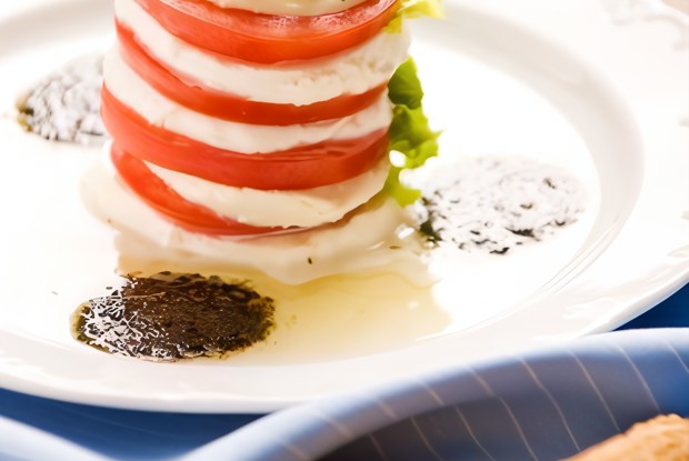 Салат из помидоров и козьего сыра с базиликовым винегретом