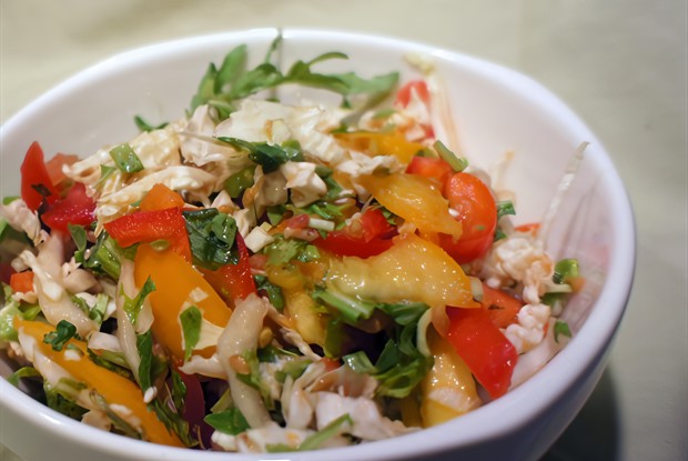 Салат из помидоров, рукколы и пекинской капусты