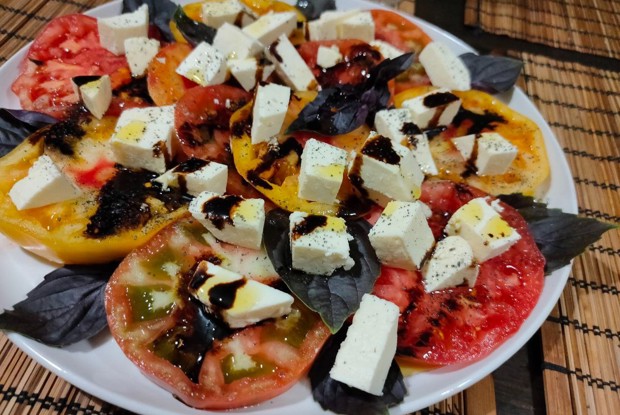 Салат из помидоров с домашним сыром