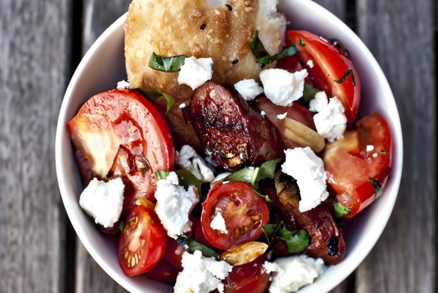 Салат из помидоров с козьим сыром