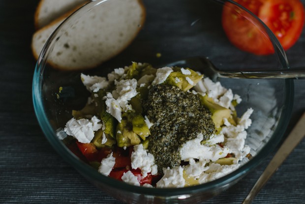 Салат из помидоров с песто