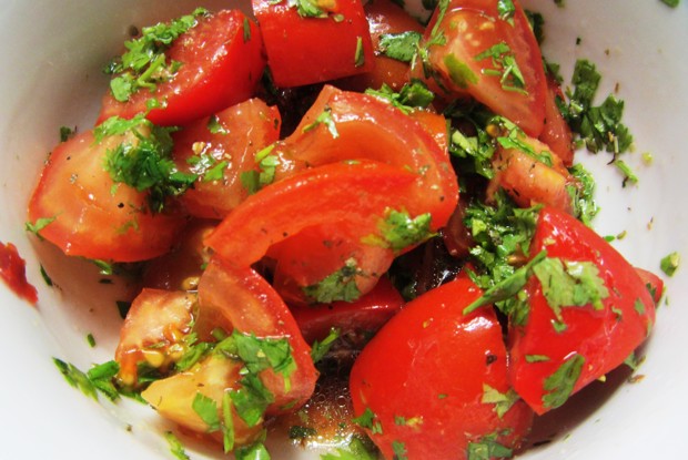 Салат из помидоров с зеленью