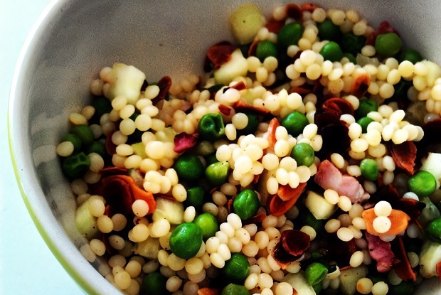 Салат из птитима с беконом, зеленым горошком и лимоном