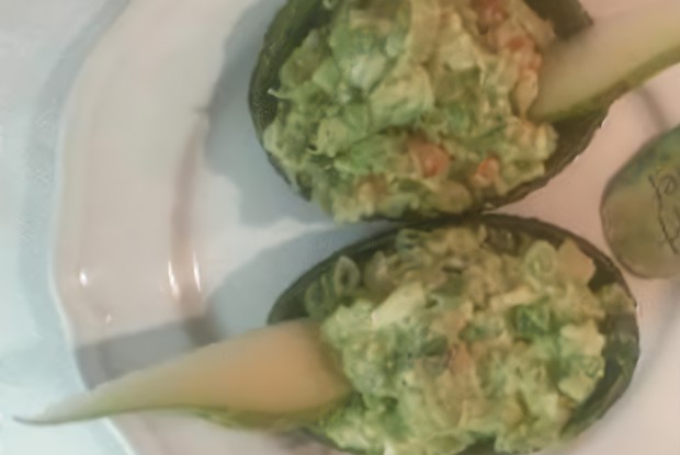 Салат из раковых шеек в авокадо