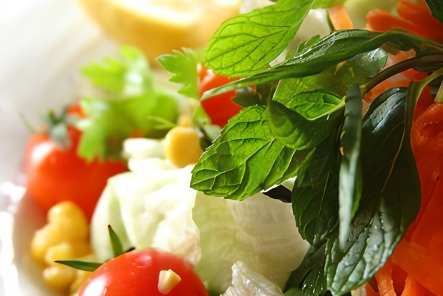 Салат из разноцветных черри с кукурузой и базиликом