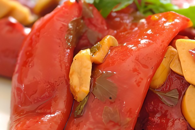 Салат из разноцветных перцев с базиликом на гриле