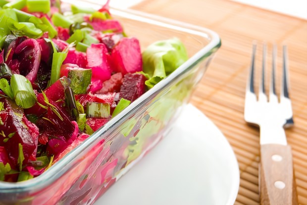 Салат из разноцветного радиккьо с печеной свеклой и апельсиновым винегретом