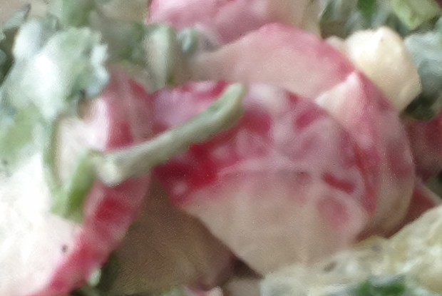 Салат  из редиса с огурцами и сметаной