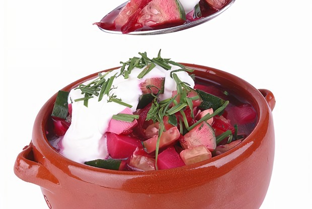 Салат из редиса с орехами и свекольной ботвой