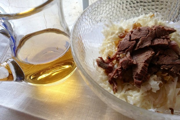 Салат из редьки с говядиной и карамелизованным луком