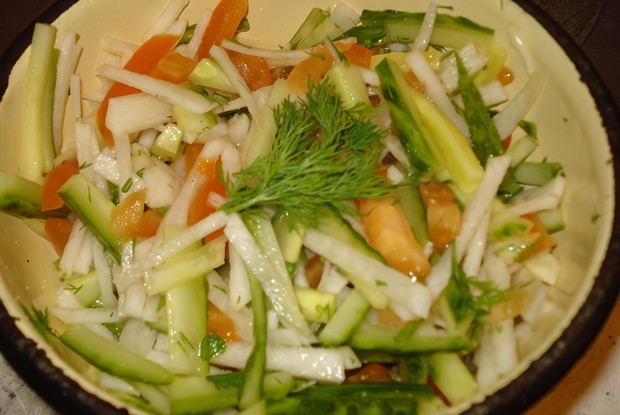 Салат из редьки с овощами