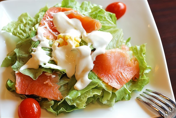 Салат из рыбы с помидорами