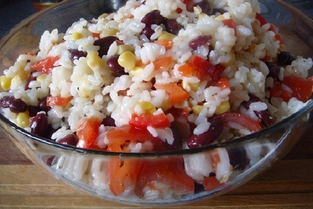 Салат из риса, красной фасоли, кукурузы и помидоров черри