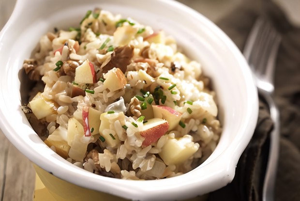 Салат из риса со скумбрией, белыми грибами и яблоками