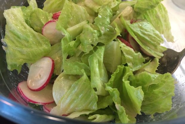 Салат из романо, редиса и огурца с тахинной заправкой