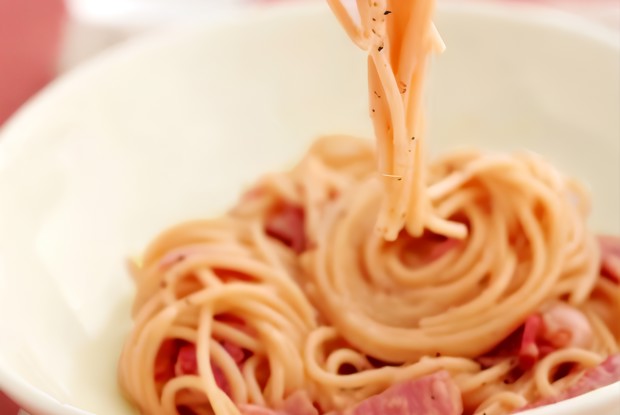 Салат из розовых макарон с ветчиной, лимоном и орехами